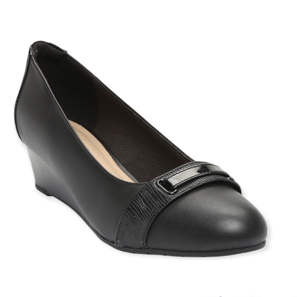 CLARKS NWOB Mallory Leather Wedges